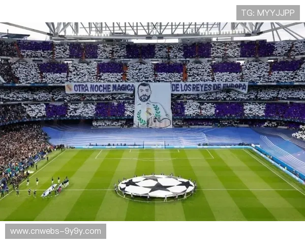 球迷看台TIFO致敬欧冠历史经典时刻，多语言标语显国际化